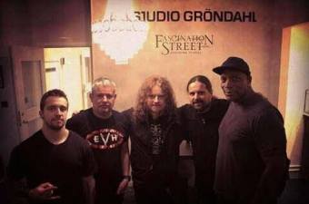 Sepultura na Suécia com o guitarrista Fredrik Åkesson, do Opeth - Foto: Divulgação 