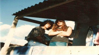 Jairo Guedes e Andreas Kisser em foto antiga, no documentário "Sepultura Endurance" - Foto: Divulgação