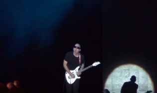 Joe Satriani no Auditório Ibirapuera - Foto: Reprodução do YouTube Joe Satriani no Auditório Ibirapuera - Foto: Reprodução do YouTube