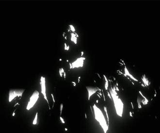 U2 no clipe da faixa "The Blackout" - Foto: Divulgação