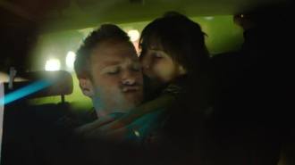 Weezer - Reprodução do clipe da música "Can’t Knock The Hustle"